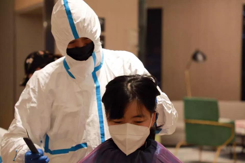 100多位赴武漢醫(yī)療隊女隊員“削”掉秀發(fā) ——武漢市委秘書長說，疫情過去一定為你們請功！