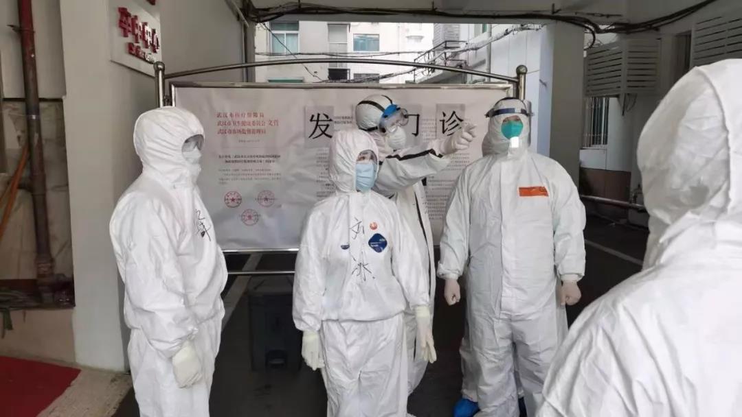 一個(gè)不少的把大家?guī)Щ厝ァ浺痪€(xiàn)醫(yī)護(hù)人員的“守護(hù)神”