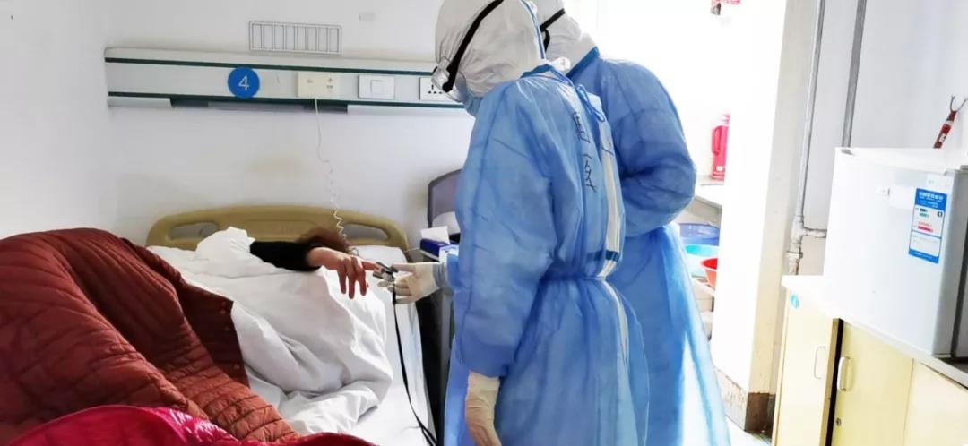 贊！醫(yī)護(hù)人員用方言為患者加油打氣