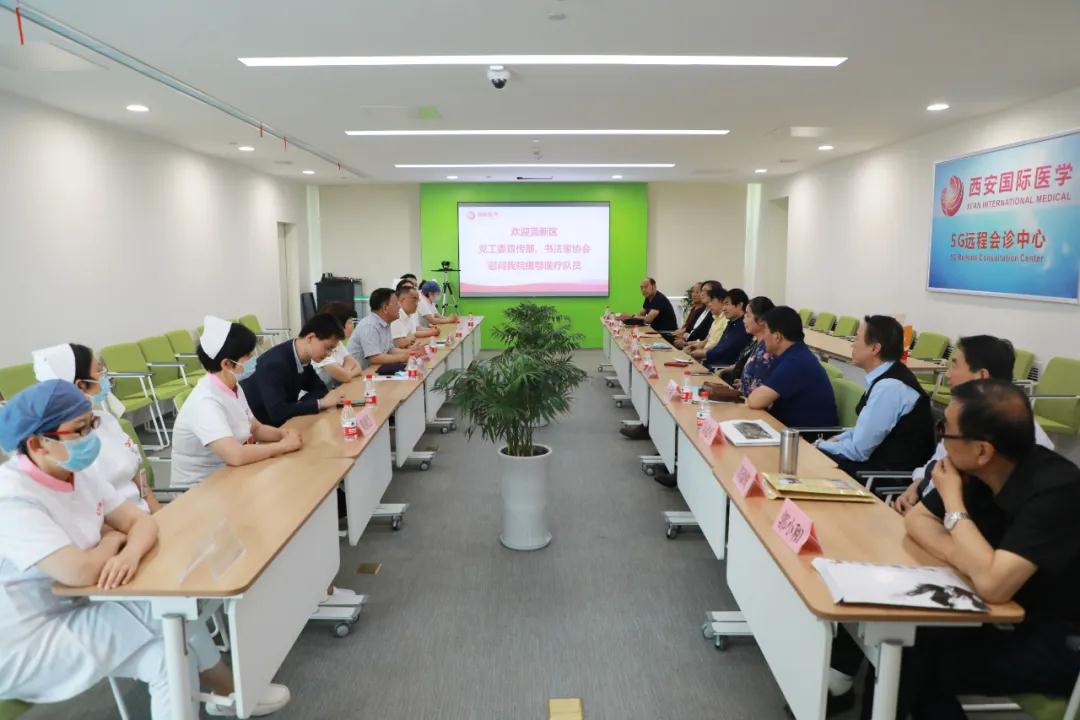 書法送祝福 筆墨贊英雄——西安高新區(qū)黨工委宣傳部、書法家協(xié)會一行致敬最美逆行者