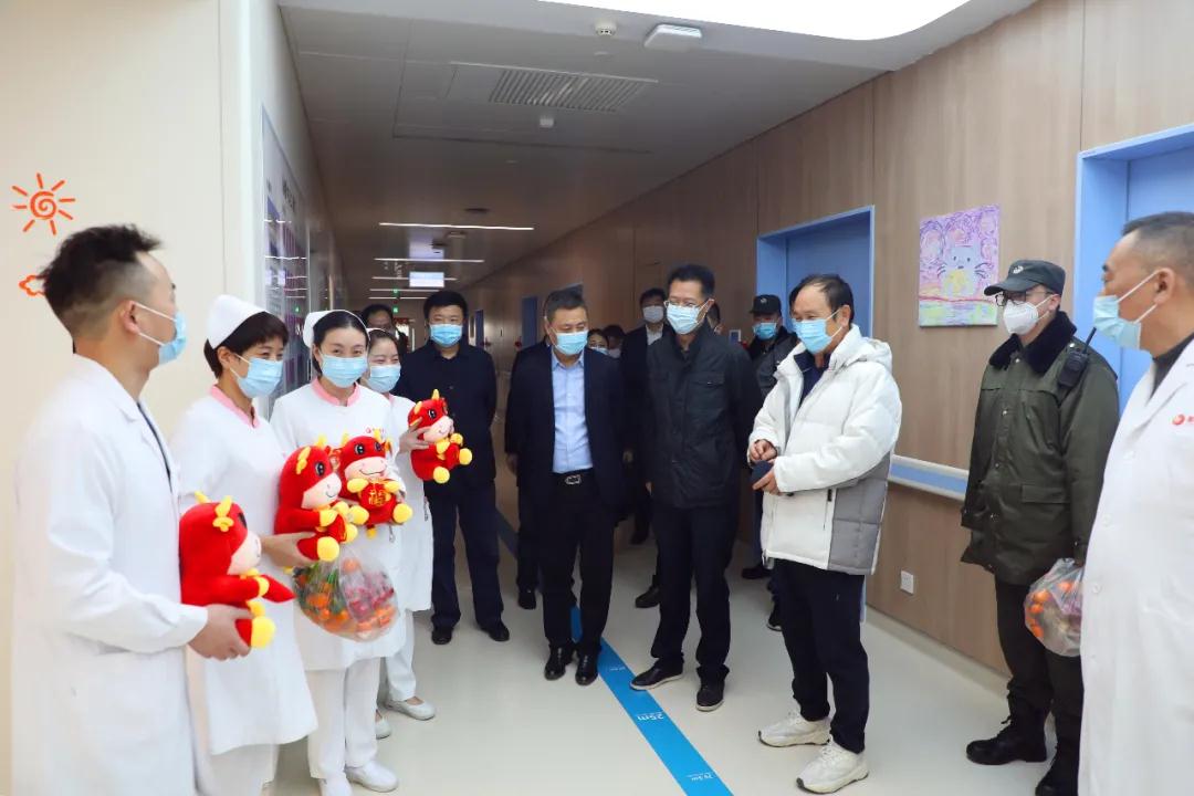 真溫暖！這家醫(yī)院除夕送餃子送祝?！瓏H醫(yī)學(xué)集團(tuán)及醫(yī)院領(lǐng)導(dǎo)一行慰問堅守“醫(yī)”線醫(yī)護(hù)人員及住院患者
