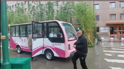 暖心！醫(yī)院下雨天安排擺渡車