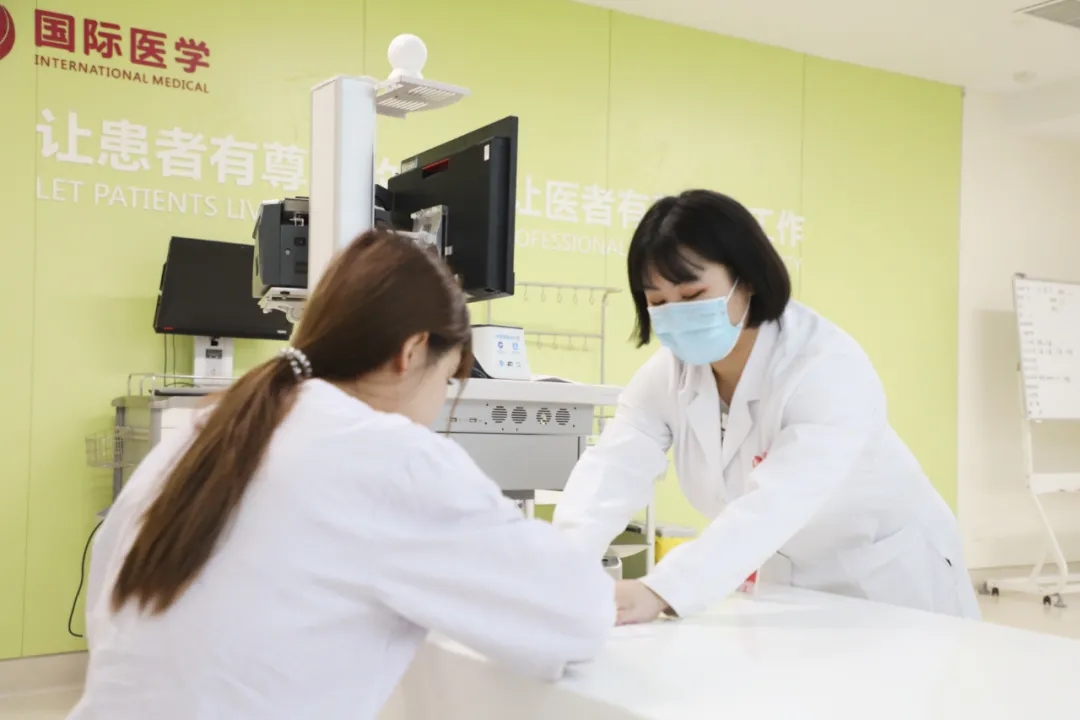 出院手續(xù)床前辦理，「移動結(jié)算車」便民又惠民！