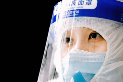 你穿防護服的樣子，真好看！