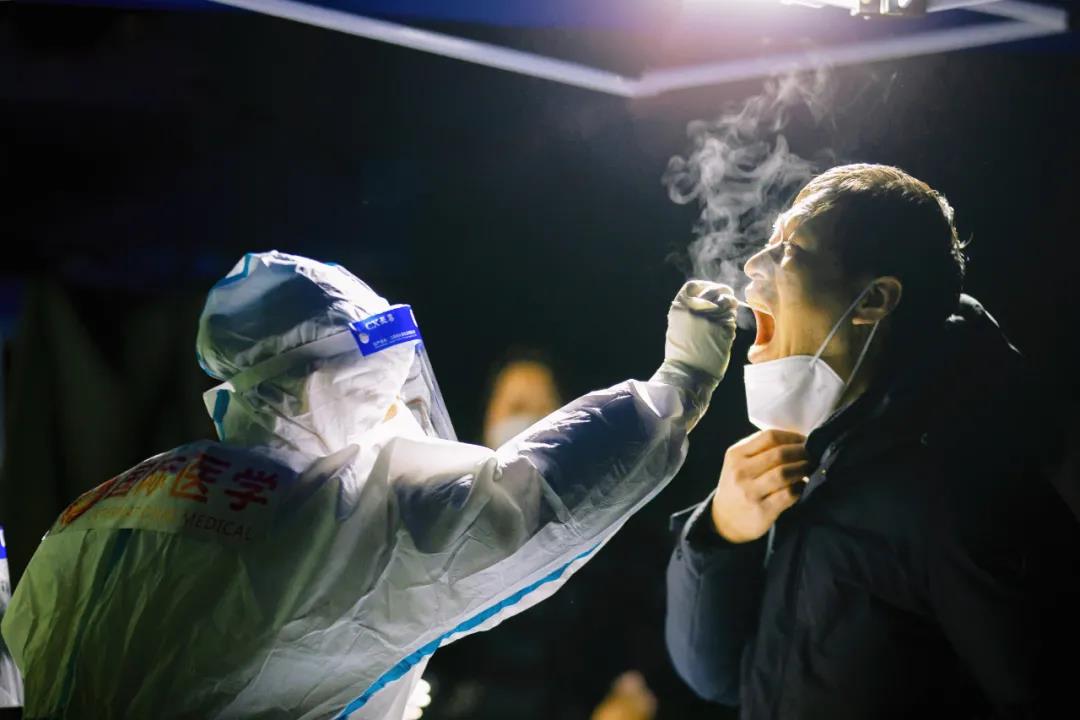 270 萬+！凍紅的手、蹲下的背影，看哭了......