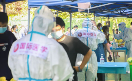 泡白的雙手，濕透的衣服，高溫天氣下的這些“大白”讓人心疼