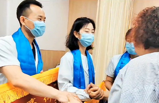 患者向心內(nèi)二病區(qū)曾廣偉主任團(tuán)隊獻(xiàn)上哈達(dá)和錦旗