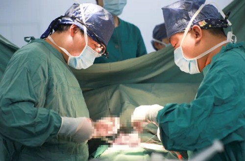 復(fù)診首日，市民排隊掃碼，有序就診……