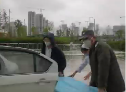 大雨天突遇車禍，從安保到醫(yī)護(hù)人員接力營救