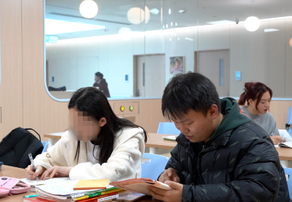 治療、學(xué)習(xí)兩不誤！病房里開啟了“小課堂”