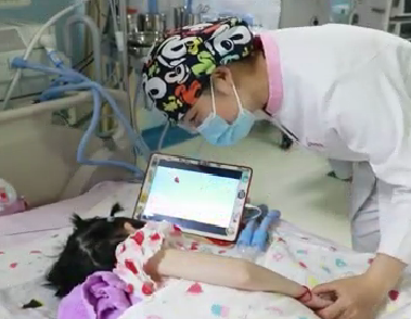 六一兒童節(jié)，ICU內(nèi)醫(yī)護為小患者扎辮子