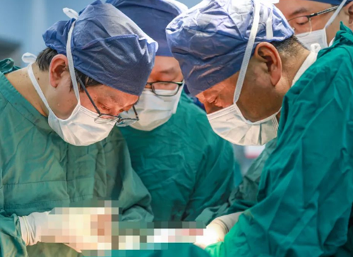 挑戰(zhàn)胸外領(lǐng)域“珠峰”！他為71歲老人摘除胸內(nèi)巨大罕見腫瘤