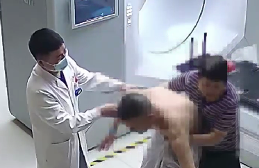 驚險！患者險些跌倒，醫(yī)生跳過治療床扶患者
