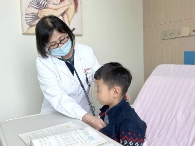 支原體肺炎來(lái)了！住院扎堆，學(xué)習(xí)桌搬到病房，孩子邊寫(xiě)作業(yè)邊打點(diǎn)滴