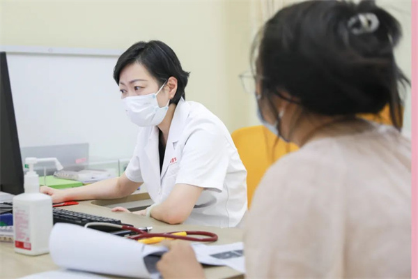 生長發(fā)育、視力矯治、泌尿外科……暑假未到，兒科門診已排起長隊